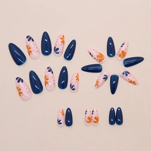 Set unghie finte mandorla lunga con decorazioni floreali dipinte a mano blu e rosa