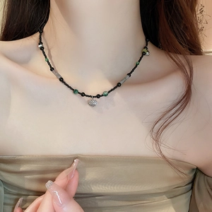 Détail du collier choker perlé avec pendentif nuage en argent porté au cou