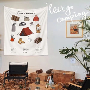 Vue détaillée de la tapisserie de camping blanche montrant 12 icônes d'équipement de plein air
