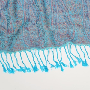 Dettaglio ravvicinato di tessuto jacquard paisley blu e rosso con eleganti nappe frangiate