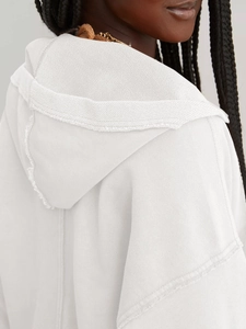 Detailansicht des weißen Hoodies mit feiner Strickstruktur, Kapuze und weichem Innenstoff