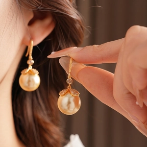 Boucles d'oreilles perles dorées style français avec fleurs en zircon et crochets