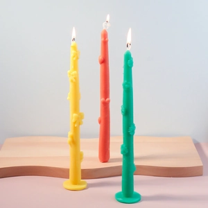 Detalle de relieve con patrones de corazón y lazo en velas de pilar coloridas