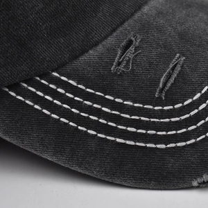 Detail der Baseballkappe aus Baumwolle mit Distressed-Löchern und dreifacher Naht