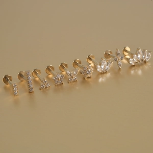 Lot de boucles d'oreilles en acier doré avec zircons en formes d'étoile et de papillon