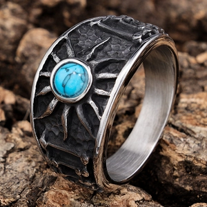 Vintage Punk Herrenring mit Türkisstein und Sonnenstrahl-Muster auf rustikalem Holz