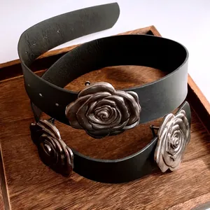 Ceinture en cuir noir avec trois boucles de roses métalliques argentées en 3D de luxe