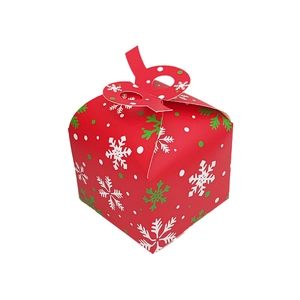 Rote Weihnachtsgeschenkbox mit weißen Schneeflockenmustern und festlichem Papiergriff