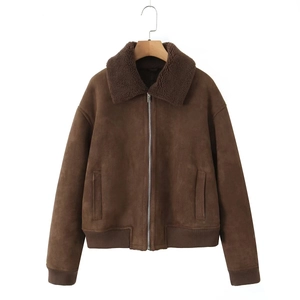 Veste marron en daim avec col en polaire et fermeture éclair pour femme mode hiver 2025