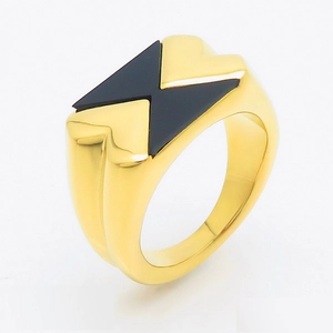 Anello in acciaio al titanio dorato con design geometrico a triangolo nero