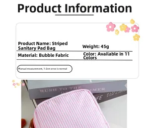 Détail de la pochette à rayures en seersucker rose et blanc pour serviettes hygiéniques