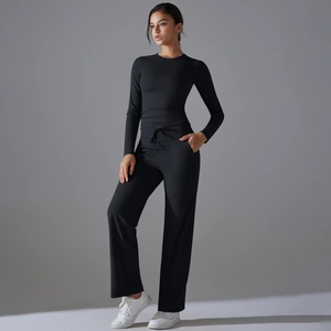 Détail du pantalon de yoga taille haute à cordon et jambes larges noir mat avec poches