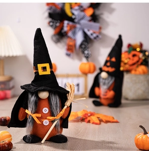 Dettaglio dello gnomo di Halloween con cappello da strega e scopa su sfondo di zucca