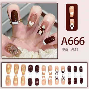 Détail des faux ongles A666 avec motifs de cœur marron et damier rétro élégant