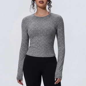 Détail du haut de sport gris chiné à manches longues montrant la texture respirante du tissu