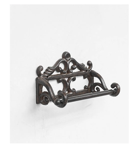 Vue détaillée du support papier toilette vintage en fonte bronzée avec volutes murales