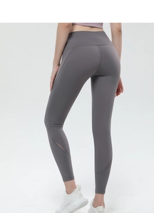 Dettaglio dei leggings da yoga a vita alta con inserti in mesh traspirante sui polpacci