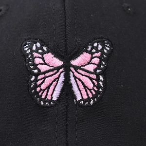 Casquette de baseball en coton noir avec broderie détaillée de papillon rose