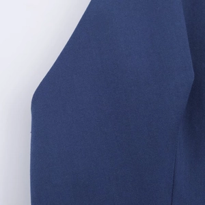 Vue macro détaillée de la texture du tissu sergé bleu foncé pour robes de vacances à licou