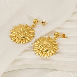 Boucles d'oreilles pendantes en acier doré vintage avec motif soleil et visage gravé