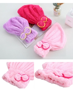 Détail du bonnet de séchage en polaire corail avec nœud et texture absorbante