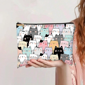 Détail d'une pochette en toile avec motifs de chats colorés dessinés à la main et fermeture