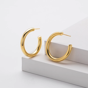 Minimalistische S925 sterling zilveren C-vormige oorringen in gepolijste gouden afwerking