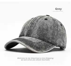 Dettaglio del cappellino da baseball in denim grigio lavato con trama vintage e cuciture