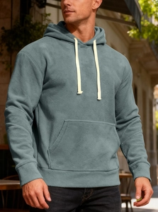 Vista urbana esterna di una felpa con cappuccio blu-grigio da uomo con tasca a marsupio