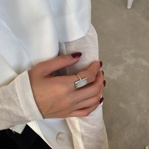 Modern S925 sterling silver ring featuring an oval shell inlay and geometric design
