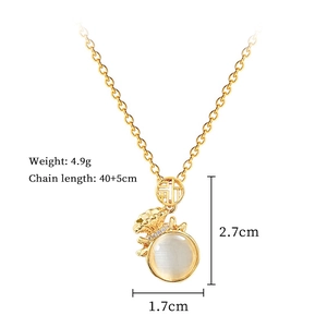Dimensions détaillées du collier pendentif sac porte-bonheur doré avec opale et CZ
