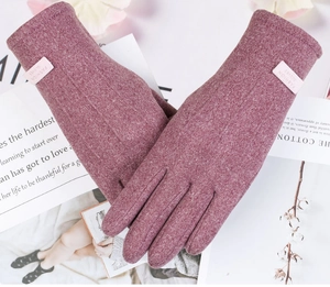 Détail de gants d'hiver tricotés roses avec texture douce et étiquette de mode tissée