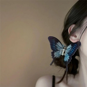 Pince à cheveux papillon bleu élégante avec dégradé portée par un mannequin femme