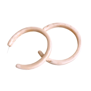 Retro marble texture C-shape resin hoop earrings with elegant beige and brown finish