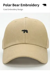 Détail de la broderie d'ours polaire sur la casquette de baseball en coton kaki