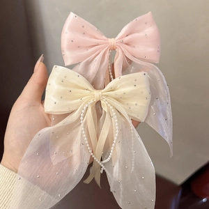 Elegante funkelnde Organza-Haarschleifen in Rosa und Beige mit dekorativer Perlenkette