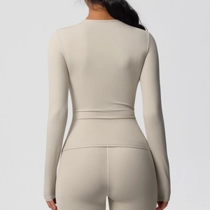 Ensemble de yoga brossé ajusté avec haut à manches longues et legging en beige dos
