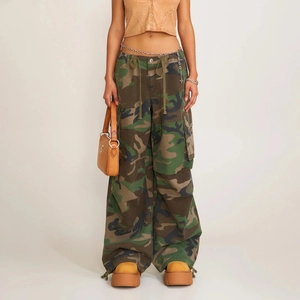 Pantalon cargo camouflage rétro pour femme avec poches multiples et ourlets à cordon