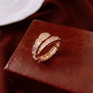 Bague serpent dorée de luxe ornée de zircons cubiques sur fond en cuir élégant