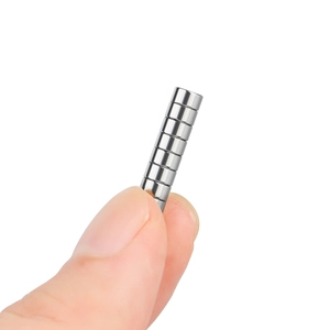 Macro-detail van zes kleine cilindrische zilveren magneten voor cat eye nail art