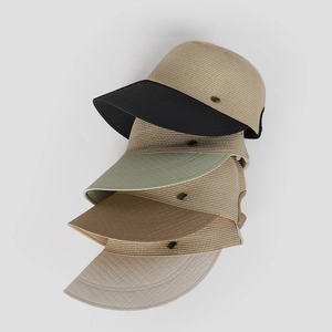 Pila de sombreros de paja en negro, verde salvia, café y beige con detalle metálico
