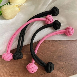 Élastiques à cheveux épais rose et noir avec design noué sur tissu en maille blanche
