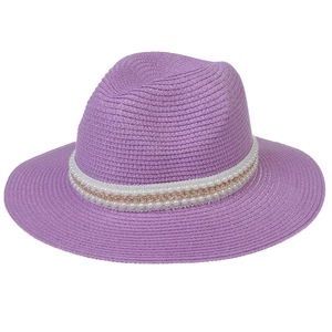 Détail du chapeau Panama violet avec bordure en dentelle de perles et chaîne dorée