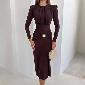 Vue détaillée d'une robe marron café avec boucle solaire dorée à la taille ajustée