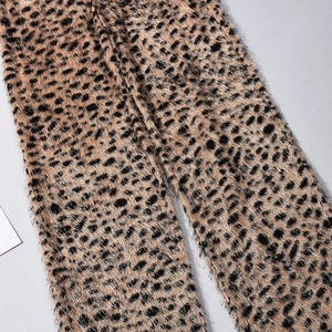 Gros plan du tissu en peluche à imprimé léopard sur le pantalon court élastique