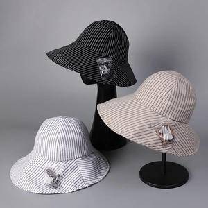 Cappello da sole in cotone e lino a righe con tesa larga e cordino regolabile