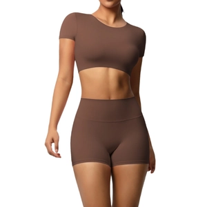 Dunkelbraunes Yoga-Set für Damen mit kurzem Oberteil und High-Waist-Shorts