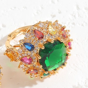 Dettaglio macro dell'anello placcato oro 14K con gemma verde e zirconi multicolore