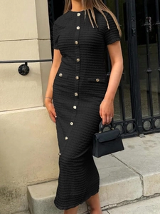 Elegantes schwarzes Strickkleid mit kurzen Ärmeln, goldenen Knöpfen und schicker Silhouette