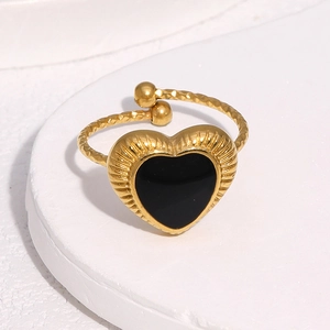 Bague en acier inoxydable doré 18 carats avec cœur en émail et texture martelée